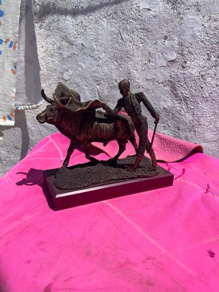 Figura de bronce torero y toro