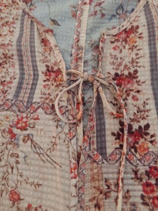 Blusa T L floral. Medidas en descripción
