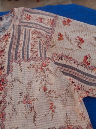 Blusa T L floral. Medidas en descripción