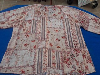 Blusa T L floral. Medidas en descripción