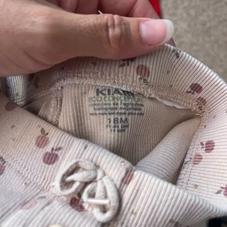 Mallas niña marrones con estampado de manzanas