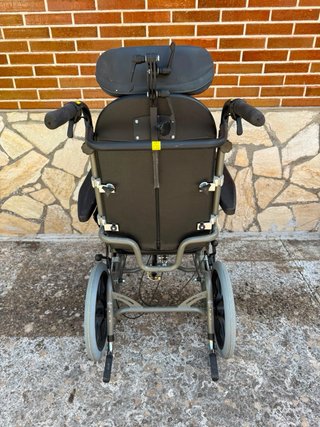 Silla de ruedas basculante
