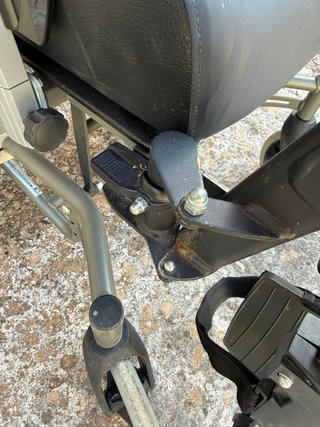 Silla de ruedas basculante