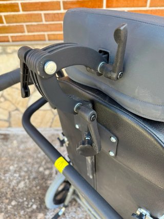 Silla de ruedas basculante