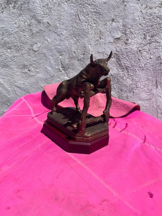 Figura de toro de bronce