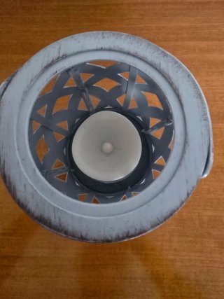 Lanterna decorativa grigia con candela