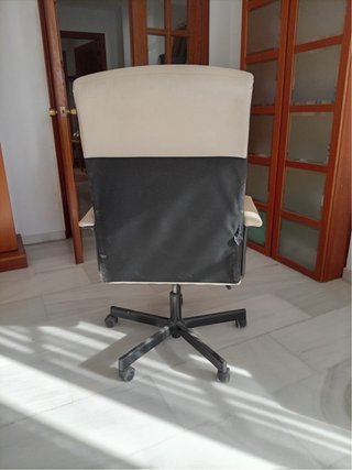 Silla de despacho ergonómica beige y negra