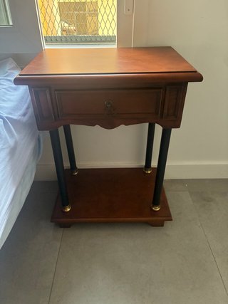 Mesita de noche de madera con cajón