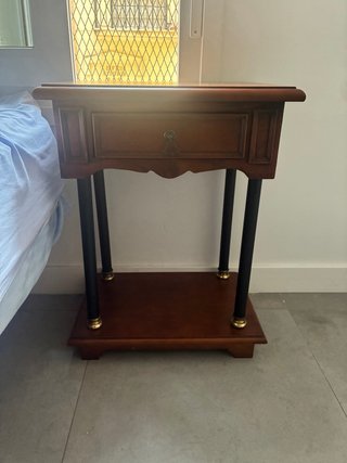 Mesita de noche de madera con cajón