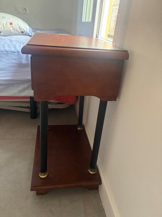 Mesita de noche de madera con cajón
