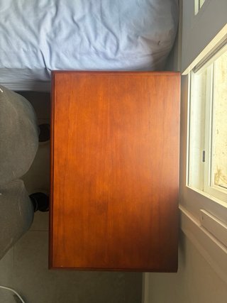 Mesita de noche de madera con cajón