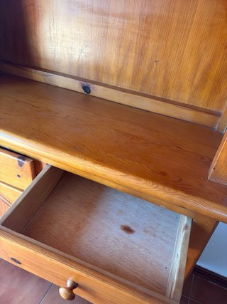 Alacena de madera y cristal