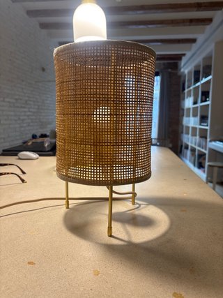Lámpara de mesa ratán y metal