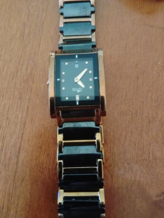 Reloj Lotus Negro y Dorado
