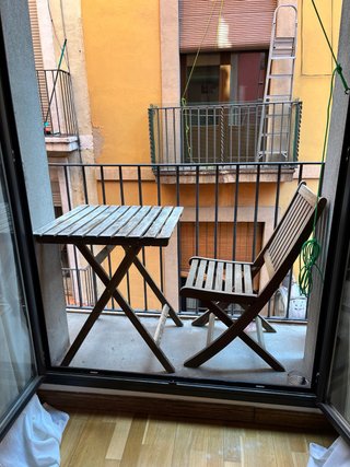 Mesa con silla plegable de madera