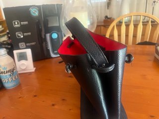 Bolso de piel negro con forro rojo