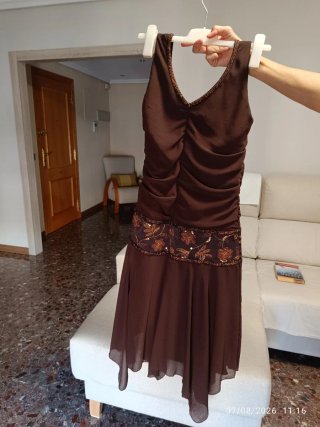 Vestido de fiesta marrón con pedrería