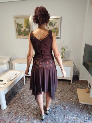 Vestido de fiesta marrón con pedrería
