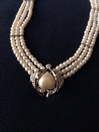 Collar perlas artificiales con 2 delfines