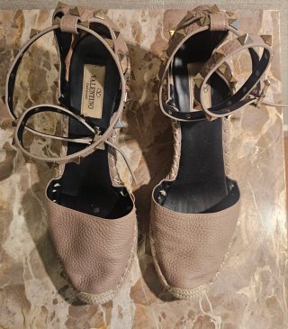 Sandalias Valentino Garavani Beige y Dorado
