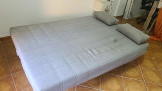 Sofá cama gris de tela