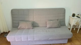 Sofá cama gris de tela