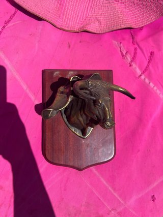 Figura cabeza de toro en madera