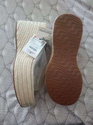 Zapatos de cuña transparentes beige