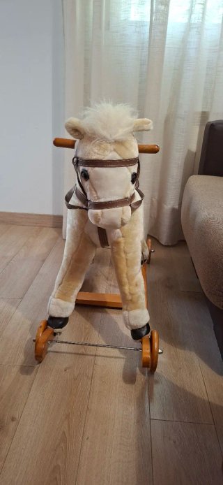 Caballo balancín de peluche . Con sonido