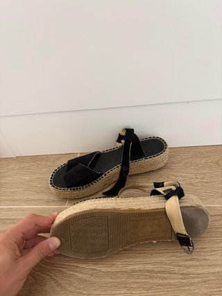 Sandalias negras de cuña