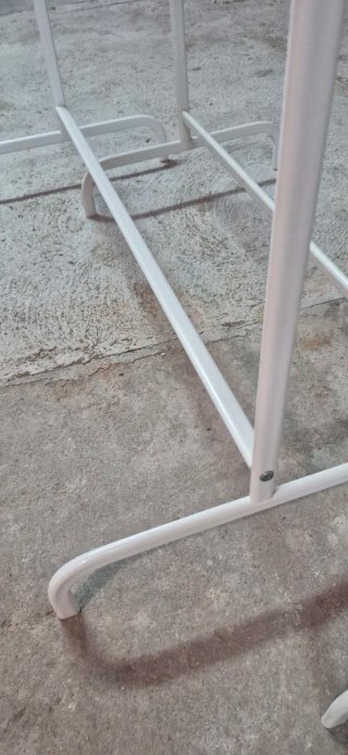 2 Burros percheros de ropa blanco