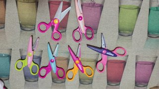 Tijeras de diferentes formas en el corte para niño