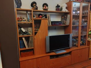 Mueble de salón madera y cristal. Con tv incluida