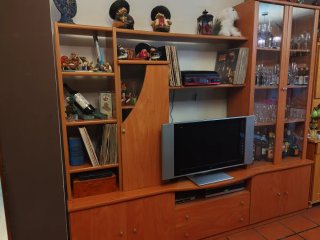 Mueble de salón madera y cristal. Con tv incluida