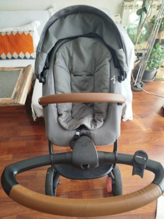 Carrito Stokke gris + saco invierno Stokee +funda.