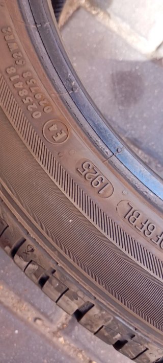 Neumáticos 215/50/17 95Y Solo es uno semi nuevo