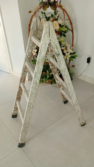 Escalera plegable de madera rústica