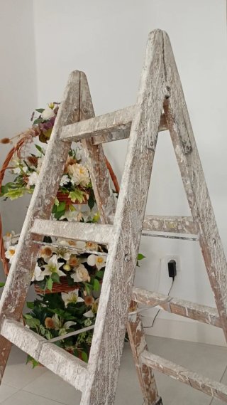 Escalera plegable de madera rústica