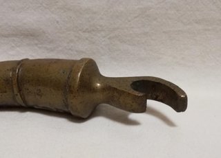 Abrebotellas antiguo bronce latón decorado