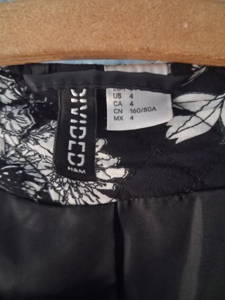 Chaqueta floral negra y blanca