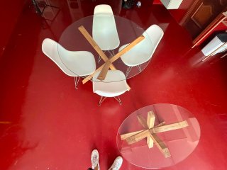 Mesa de cristal y sillas