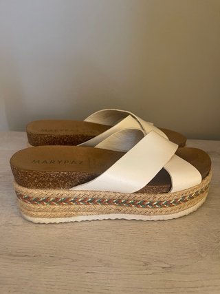 Sandalias MARYPAZ cuña blancas