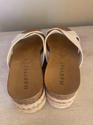 Sandalias MARYPAZ cuña blancas