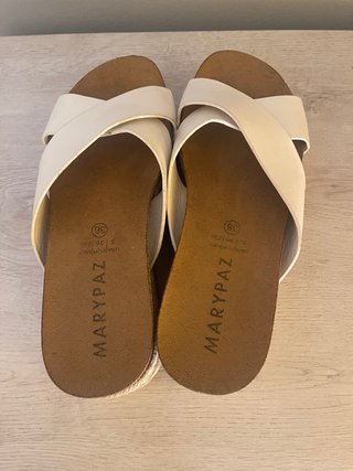 Sandalias MARYPAZ cuña blancas