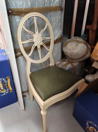 Silla de comedor beige con asiento verde