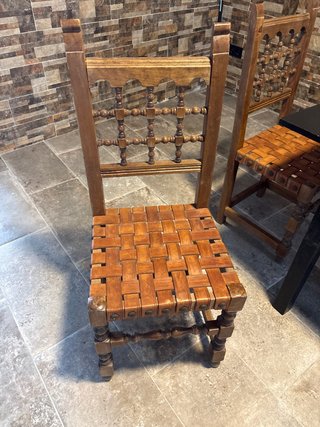4 Sillas de madera y cuero