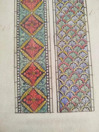 Tres cuadros antiguos con dibujos pintados a mano.