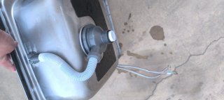 Fregadero de metal con grifo
