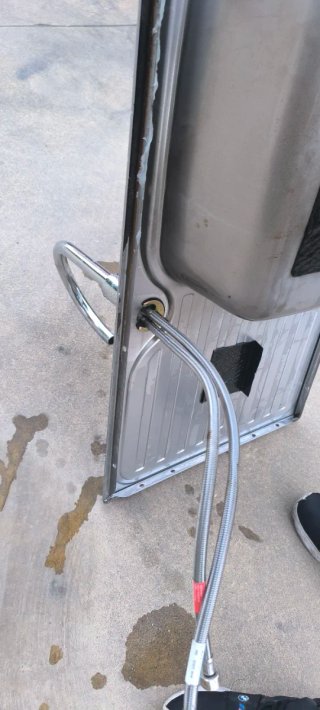 Fregadero de metal con grifo
