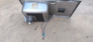 Fregadero de metal con grifo